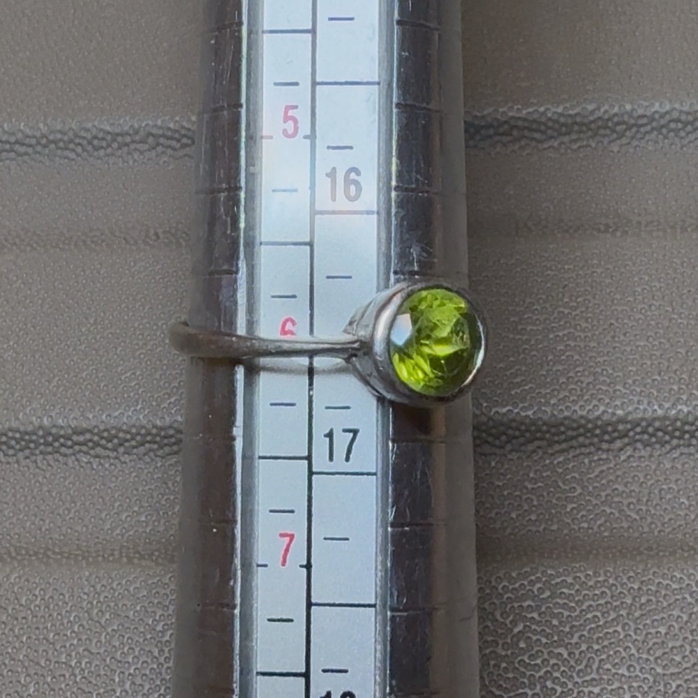Elegant Silver Ring with Green Peridot Gemstone - Picture 2 of 2